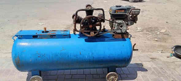 .
السلام عليكم 
كمبريسر للبيع الحجم 300لتر 
السعر 250
العنوان بغداد مدينه الصدر 
***********
