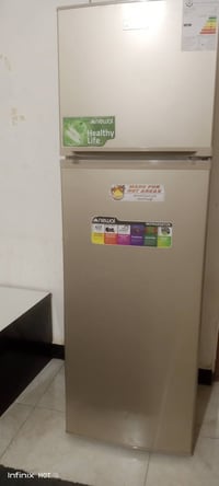 ثلاجة ماركة نيوال نظافة 100% حجم 14 قدم  السعر 350 قفل  استخدام قليل و...