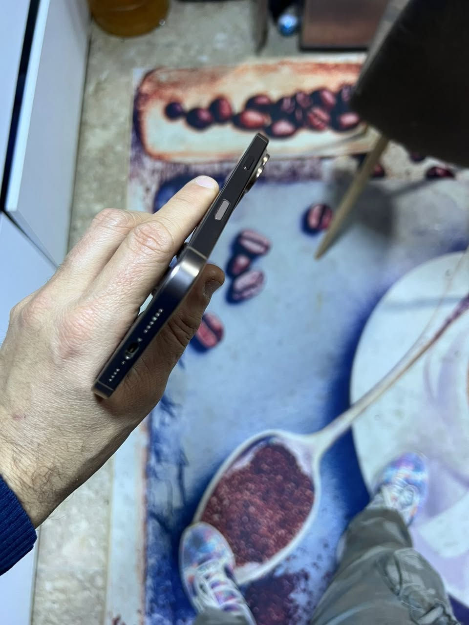 سلام عليكم اي فون 16 برو ماكس لون ذهبي نظافة 100/100 استعمال خمسة اشهر بطارية 100/100 مكفول من الخدش او شخط  وياه كيبل الاصلي وكارترنة ضمان ABM  سعره 1350 رقمي *********** بغداد البلديات
