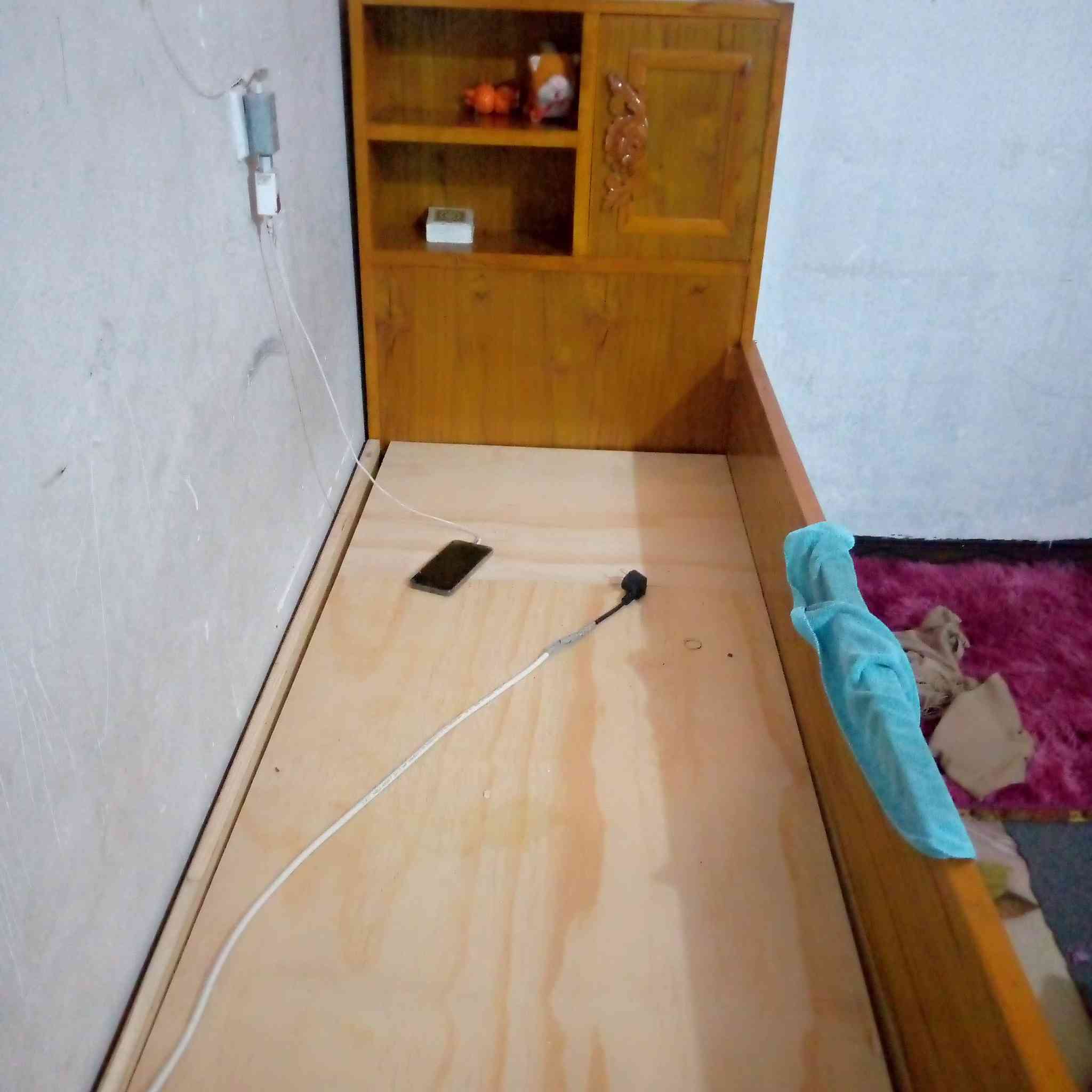 تخت للبيع حيل نضيف وجديد فصال السعر ١٥٠وبي مجال *********** استفسار ع رقم
