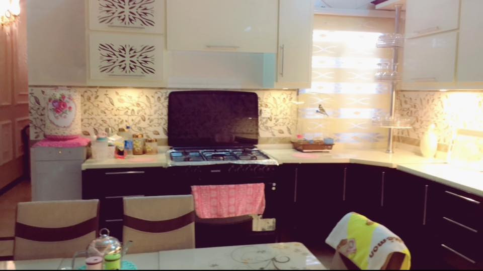 السلام عليكم 
بيت للايجار .. 
100 متر طابقين استقبال + هول + مطبخ 
غرف نوم كبار 2 
حمام 2 شرقي وغربي 
بناء حديث 
العنوان / الاسكان العسكري جهه الدرة 
سعر الايجار 400 
غير متواجد ع الفيس 
اتصل ***********
