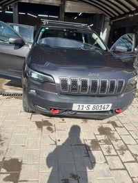 للبيع جيب شيروكي ترايل هوك موديل2021 رقم بغداد بأسمي سيارة جديدة جاهزة...