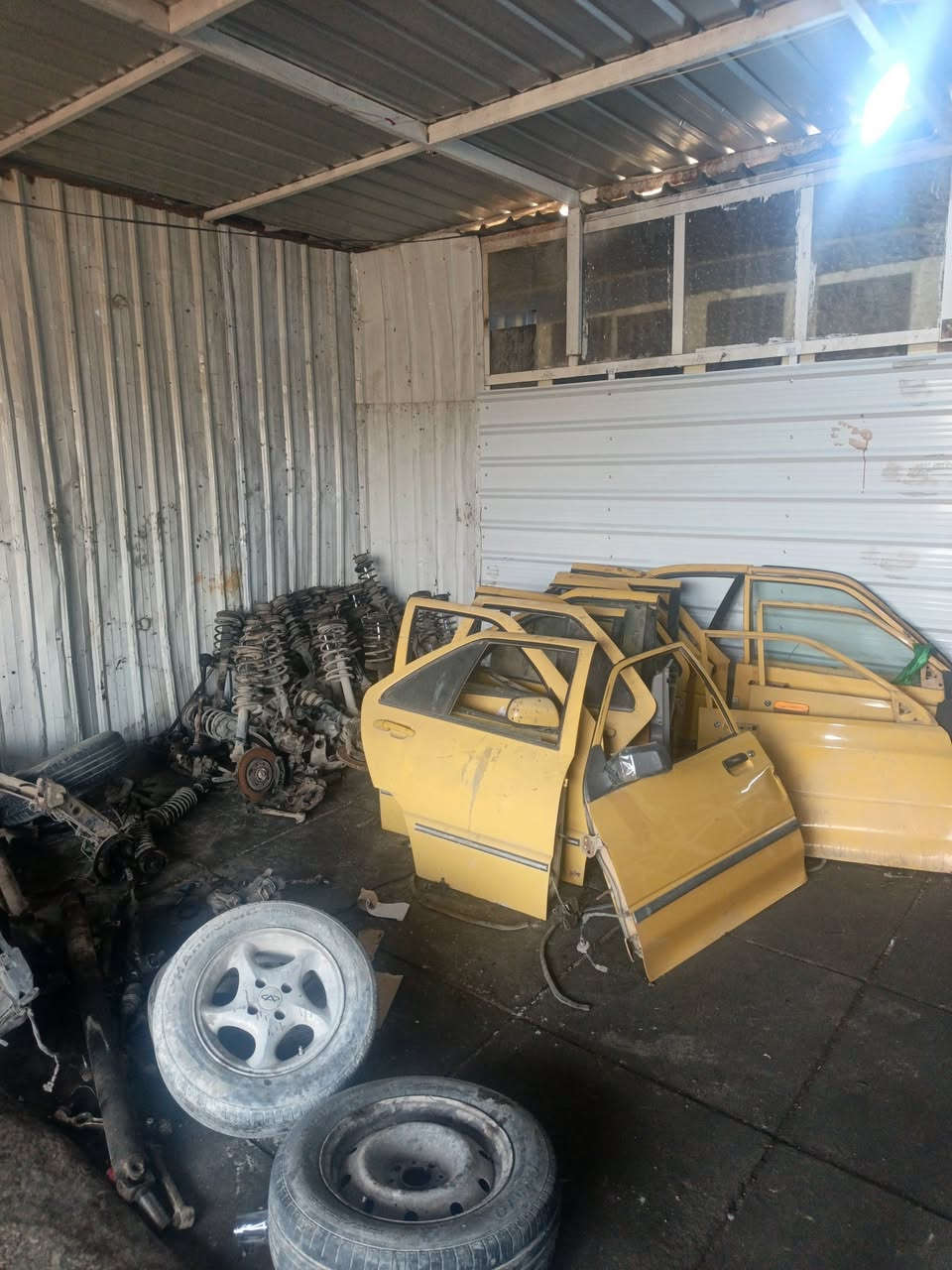 السلام عليكم تفصيخ جميع انواع السيارات الايراني  يتوفر جميع قطع السيارات الايراني اشتري السيارات تسقيط سعر 12 ورقه فما فوق مصفر هاي غرامات بصمه سريعه عنوان الزعفرانيه قرب جامع الصدرين  ***********
