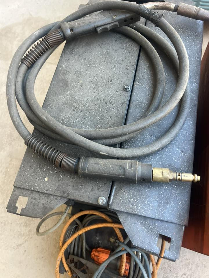 للبيع ماكنة لحام مك حاويه من استراليا ت ***********
