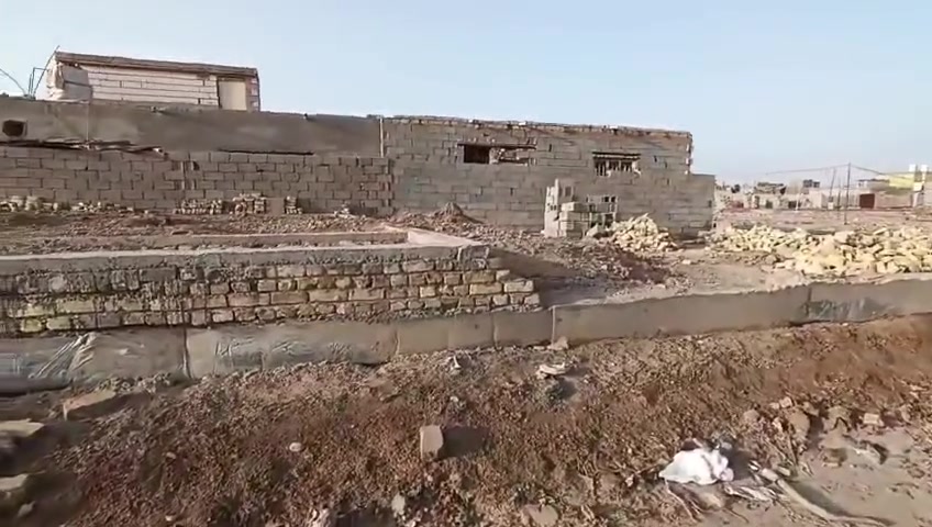مكلف بالنشر 
السلام عليكم ورحمه الله وبركاته 
قطعه مدكوك بيها بتلو صب خرسانه يتكون من غرفتين 5 ب4 وصاله 8 ب4 ومغاسل داخليه ومساحة القطعه 200الطول20 العرض 10 القطعه بالوسط قريبه على شارع 30 وقريبة على حسينية الأمير شارع المشايه 
*********** بي واتساب واتصال
