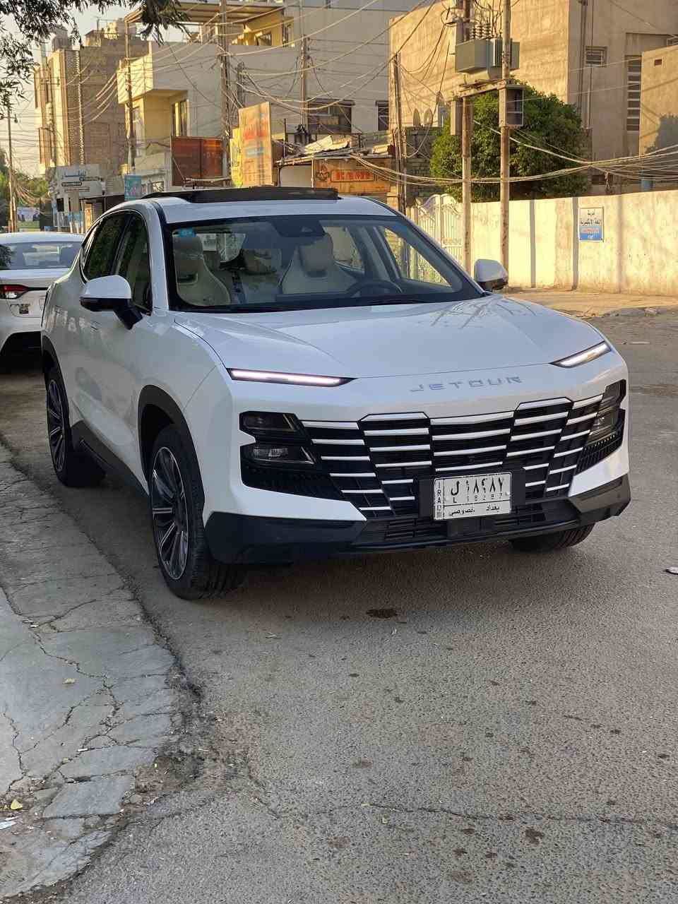 🚗 للبيع: جيتور داشينج 2024 - فول مواصفات (فئة لكجري Luxury) 🚗
السلام عليكم، للبيع سيارة جيتور داشينج (Jetour Dashing) موديل 2024  ، السيارة بحالة ممتازة جداً وتحت الضمان وبحالة الوكالة.
📌 التفاصيل والمواصفات:

الفئة: لكجري Luxury (أعلى فئة - فول مواصفات).
المحرك: 1.6T توربو (قوة ونشاط ممتاز).

اللون الخارجي: أبيض (مكفول من الصبغ والحوادث).
المسافة المقطوعة (الممشى): 31,000 كم فقط.
الحالة: سليمة تماماً وبحالة الوكالة (جاهزة من كل النواحي).
الضمان: السيارة تحت ضمان الوكيل الرسمي ومستمرة بالصيانة الدورية.
✨ أبرز مواصفات فئة اللكجري:
شاشة عملاقة تدعم نظام الترفيه والخرائط.
كاميرات محيطية 360 درجة بوضوح عالي.
رادارات أمامية وخلفية مع نظام تحديد المسار وتنبيه التصادم.
سقف بانوراما بالكامل.
كراسي جلد كهربائية مع ميزة التدفئة والتبريد.
إنارة محيطية (Ambient Light) مميزة.
صندوق خلفي يفتح كهربائياً.
💵 السعر المطلـوب:
 26 مليون دينار  (وبيه مجال بسيط للشراي المعتمد بعد المعاينة).
📍 مكان تواجد السيارة: بغداد / البياع
📞 للاستفسار والاتصال: [ *********** ]
