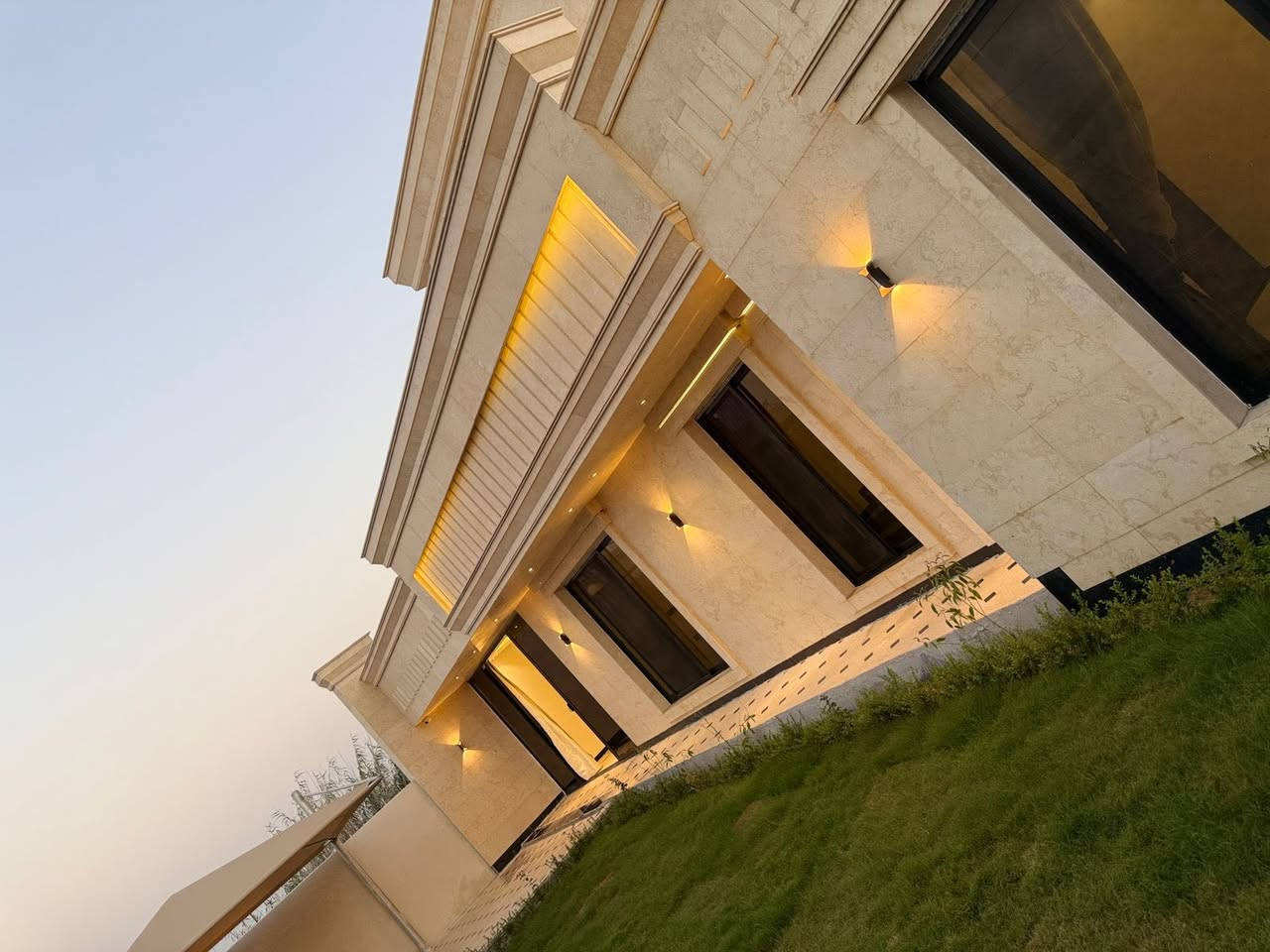 ✨ فلة للبيع – تمليك كامل ✨
📜 طابو زراعي (تمليك)
📅 سنة البناء: 2025

📐 المساحة: 500 متر

🏡 تفاصيل الفلة:
▪️ فلة جديدة غير مستخدمة
▪️ كاملة من جميع الخدمات
▪️ ماء + كهرباء
▪️ أثاث جديد بالكامل
▪️ مسبح خاص 🏊‍♂️
▪️ قعدة خارجية زجاجية ✨
▪️ منظومة طاقة شمسية ☀️

📍 الموقع:
الدوانم – الشرطة الخامسة
تقع في شارع خاص للفلل

🚗 أربعة مداخل مميزة:
▪️ مدخل علوة الرشيد
▪️ مدخل العلاف
▪️ مدخل الدولي
▪️ مدخل حي الجهاد

💰 السعر: 375 مليون دينار

📞 للتواصل والاستفسار:
***********

✨ سكن راقٍ… جاهز للتسليم الفوري ✨
