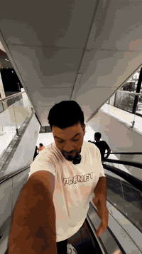 مايك لاسلكي محمول بتقنية حديثة يوفّر تسجيل صوت واضح وعالي الجودة

مثالي للبث المباشر، المقابلات، الفلوغات، وتصوير الفيديوهات القصيرة.
 
تسجيل احترافي للبث المباشر (Live Show).
 
 مثالي للمقابلات الصحفية أو الحوارية.
 
 مناسب للفلوغات وتصوير الفيديوهات القصيرة.
 
 توصيل مباشر (Plug & Play) بدون تعقيد.
 
 استقبال لاسلكي يصل حتى 20 متر بدون انقطاع.
 
 صوت نقي، واضح، وعالي الحساسية.
 
 متوافق مع مجموعة واسعة من الأجهزة.
 
 الموديل: F15
 
 تقنية: نقل لاسلكي مستقر
 
 مدى التشغيل: حتى 20 متر
 
 جودة الصوت: واضحة وعالية الحساسية
 
 التوافق: واسع مع مختلف الأجهزة
  سعر المايك : 30 الف للحجز مراسلة الصفحة او التواصل على الواتس أب ***********⁩
