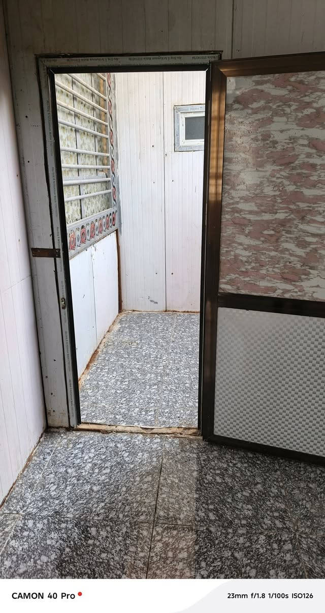 السلام عليكم بيت للايجار المساحه 200متر يحتوي على غرفتين نوم واستقبال ومطبخ وصاله وحمام وصحيات خارجيه البيت مبني بل كامل سندويچ العنوان ابي غرق حي السجاد منطقة الدليم يبعد عن شارع كربلاء 300متر للاستفسار اكثر اتصل على الرقم *********** احمد ابو حسين
