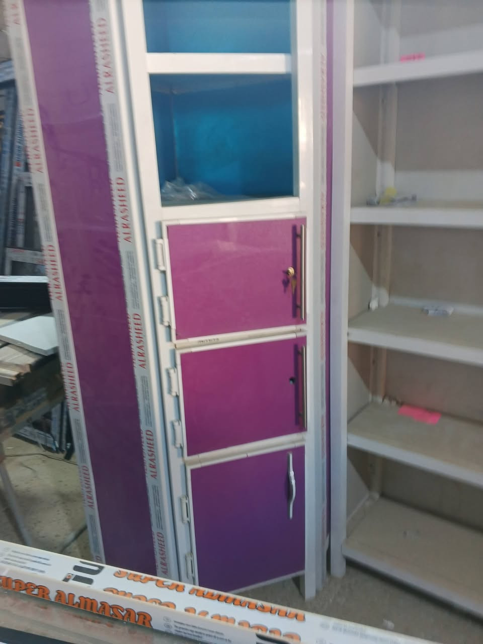 رفوف صيدلية 11رف مع زاوية مستعملات خلي رقم وتعال شيلعن بس بالمعقول
***********
