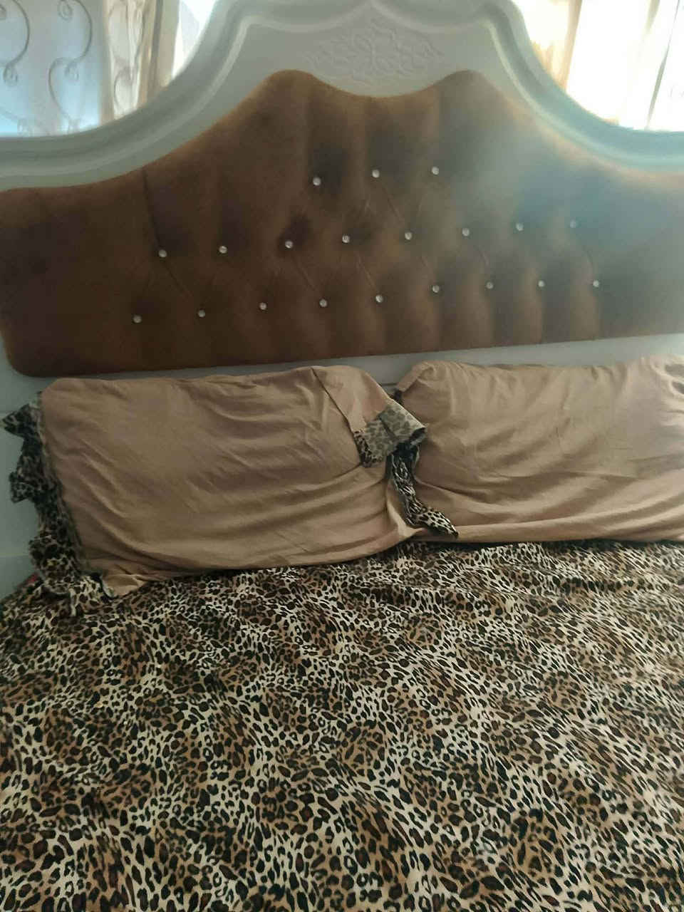 #غرفه تركيه للبيع نضيفه بس الميز المرايه عوزه مرايه والباقي نضيفه. السعر 350وبيها مجال الشراي يتفضل خاص 
كوت الزهراء


**إذا كنت صاحب هذا الإعلان وتريد حذفه لأي سبب، رجاءا أرسل رسالة إلى الدعم الفني**