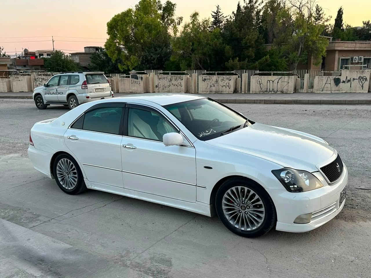 بەناوی خوای گەورە و میهرەبان 
Toyota crown 
2005 
182 

کۆدم بۆ کردوە 
 بڕاوەیە سەیارەکە ۳ دوگمەیە ناو ڕەشە جڵد نیە بۆیاخ کەڤەر گۆڕاو دەحم و لێدراو بە شەرت بەس شوێن موسەکانی بۆیاخە كامل مەسرەف کراوە شوێن بڕاوەکەشم لەعیم کردۆتەوە یەک دینار مەسرەفی تێدا نیە تا بڵێ سەیارەکە جوانە  
سعری 52 وەرقە و مەجالێکی زۆر کەم 
***********
