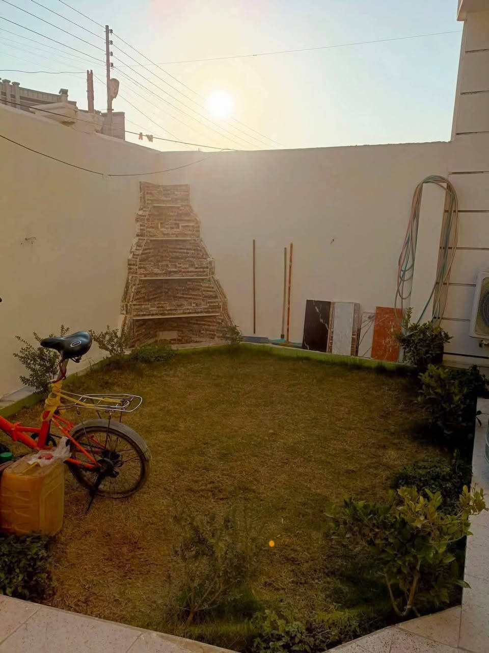 🔥 عرض مميز جداً وبسعر مناسب 🔥

🏡 دار طابقين للبيع في الرمادي – الصوفية
📍 خلف جامع الواثق – قرب شارع 40

▪️ المساحة: 210 متر مربع
▪️ عرض الشارع: 8 متر
▪️ جنس العقار: طابو زراعي – تحويل مباشر

🔹 تتكون الدار من:

4 غرف نوم

صالة واسعة

استقبال

مطبخ

كراج سيارة

حديقة صغيرة

مجاميع صحية في الطابق الأول والثاني + خارجية

🧱 نوع البناء: بلوك مضغوط
💧⚡ جميع الخدمات متوفرة (ماء – كهرباء – تبليط)

✅ موقع هادئ داخل منطقة سكنية
✅ مناسبة للسكن العائلي أو استثمار مربح

📞 للاستفسار والمعاينة يرجى الاتصال أو زيارة المكتب
مقابل جامع الواثق
***********
***********
