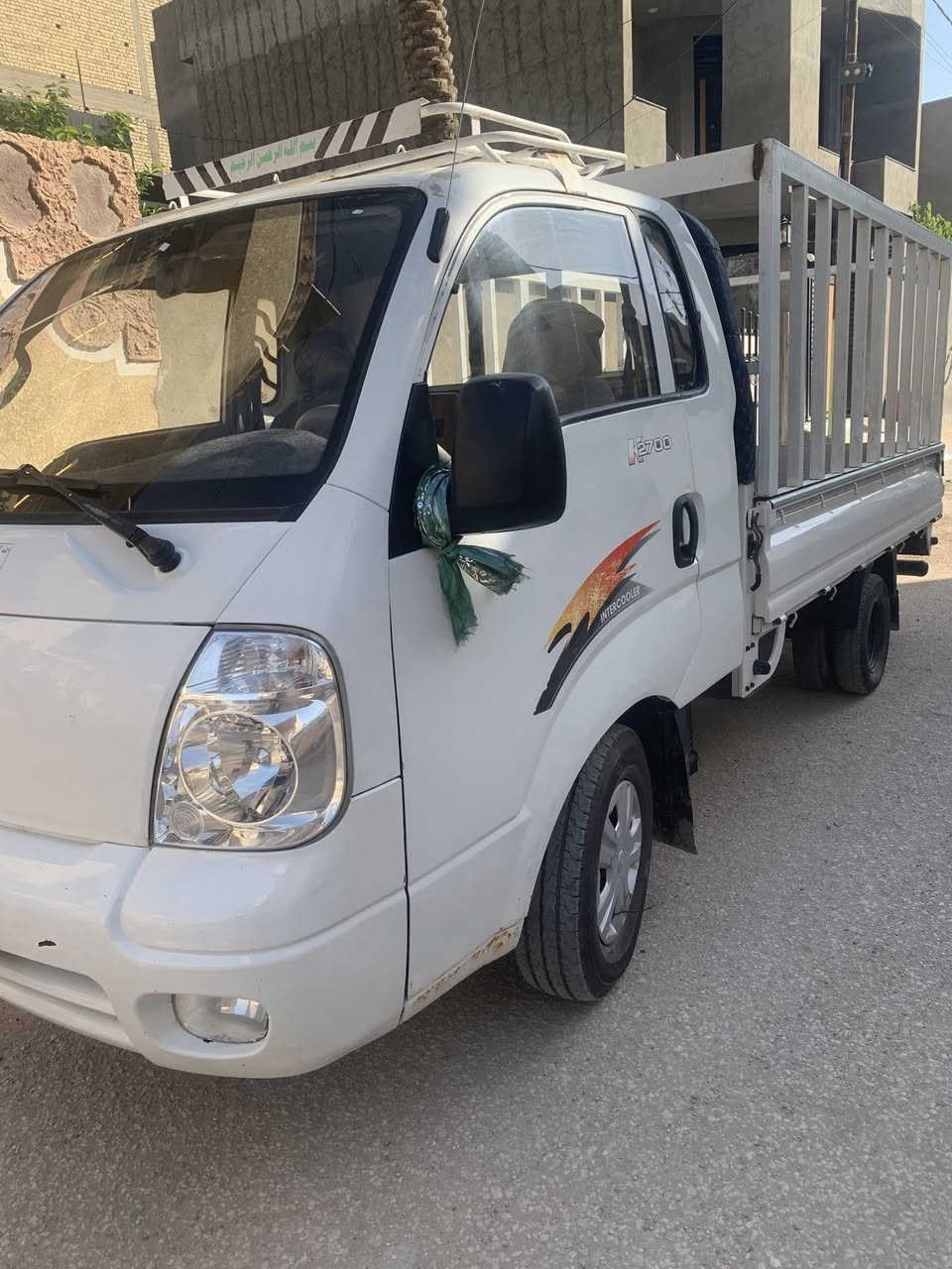كيه بنكو 2700 مفتوح سياره نضيفه مابيها نواقص مكينه وكير نضاف وكفاله تبريد شغال رقم الجديد وسنويه ل2031 تخم تاير امامي حداديهته جديده شاصي مكفول لاصبغ ولا ضرر سيارره نضيفه مكانه حله مركز الرقم (***********)
