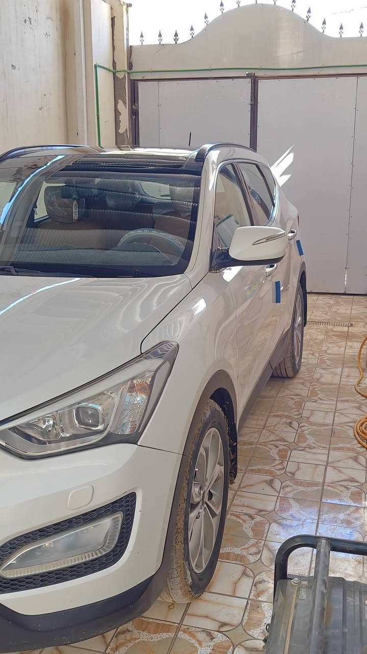 السلام عليكم
هونداي سنتافي موديل 2014 وارد خليجي (كويتي) سيار فوللل مواصفات اللون ابيض صدفي 
1 المحرك 6سلندر
2بنوراما 
3كشن السايق كهربائي 
4سايد بريك بصمة 
5اوتو هولد 
6  ثلاث وضعيات للقيادة 
7مثبت سرعة 
8 مانع انزلاق 
9 فور ويل 
السيارة بعد بيهة هواي مواصفات 
تخم تاير جديد
حدادية من الطول للطول جديدة 
نظام التبريد كامل على اخر حباية 
للتواصل على الرقم ***********
***********
