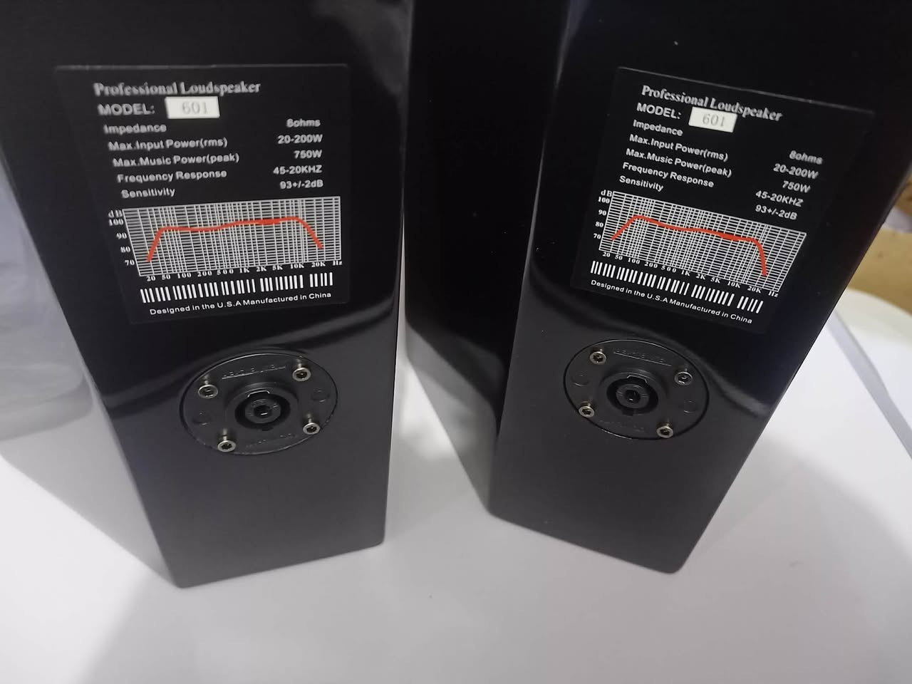 مكبرات صوت احترافية (Professional Loudspeakers) تظهر المواصفات التالية: 
الطراز: 601.
مقاومة التوافق: 8 أوم.
قدرة الإدخال القصوى (RMS): 20-200 واط.
قدرة الموسيقى القصوى (Peak): 750 واط.
استجابة التردد: 45-20 كيلو هرتز.
الحساسية: 93+/-2 ديسيبل.


**إذا كنت صاحب هذا الإعلان وتريد حذفه لأي سبب، رجاءا أرسل رسالة إلى الدعم الفني**