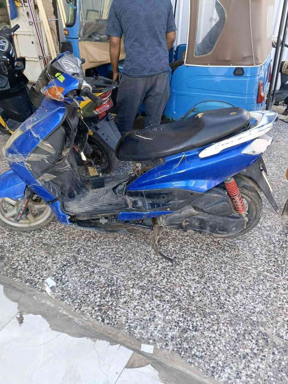 سلام عليكم دراجة سكنز نثية البيع كومة حديد طافية جانت تشتغل شلع ومعدل فول بس جاي مشي بيهة وطفت ماعرف شبيهة ابيعهة كومة حديد السعر 250وبية مجال شي بسيط العنوان ميسان دبيسات مقابيل مستشفى الحكيم تعليمي رقم الهاتف ***********
