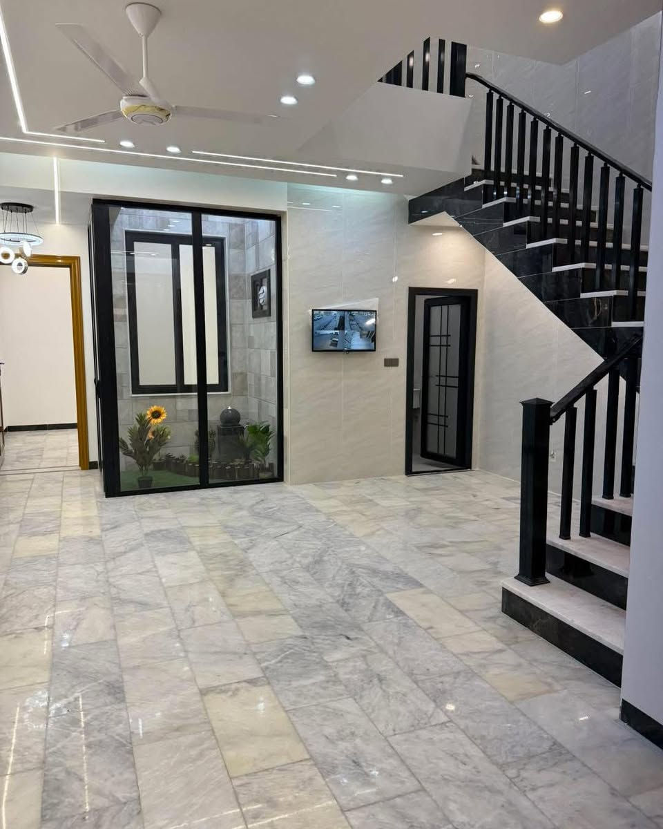 مكتب اياد اعلان عن دار للبيع 120حي الغري  النجف الأشرف 🧿اللهم صلِ علىٰ محمد وآل محمد 🧿
سعر مناسب 
التفاصيل:عندك عقار للبيع او مراوس دار قطعه ارض مرسله مكتب على رقم مكتب المساحه 120م 
- الطوابق: طابقين 
- 4غرف نوم 
- البناء: صب 
- الموقع:حي الغري  منطقه راقيه خلف 4شوراع الغري النفط شارع 10الواجه 6نزال 20              للبيع او مراوس- التصميم:

الطابق الأول:غرفه 1مطبخ  استقبال صاله 
الطابق الثاني : 3غرف نوم صاله صحيات 
التواصل:مكتب اياد للعقار سعر المجال 

- الاعنوان المكتب : ***********/***********
- العنوان: حي السلام شارع المكاتب او شارع ابو دجاج قرب شارع مستوصف 

هذا الإعلان يظهر دارًا فاخرًا للبيع، مع تصميم عصري وتصميمات أنيقة.
