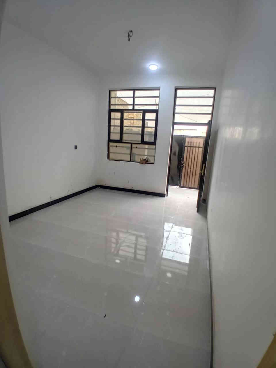 السلام عليكم دار سكن للبيع غير مسكون البناء درجة اولئ في الكوت منطقة حي الحكيم بالقرب من الكورنيش نزلة كالة او نزلة افران الهادي مساحتة 100م البناء طابوق درجة اولى والسقف صب مسلح والارضية والجدران سيراميك ويتكون البيت من غرفة وصالة ومطبخ واستقبال وصحيات داخلية وخارجية ومرقم من قبل البلدية السعر 40 وبي مجال الاستفسار الاتصال على هذا الرقم ***********
