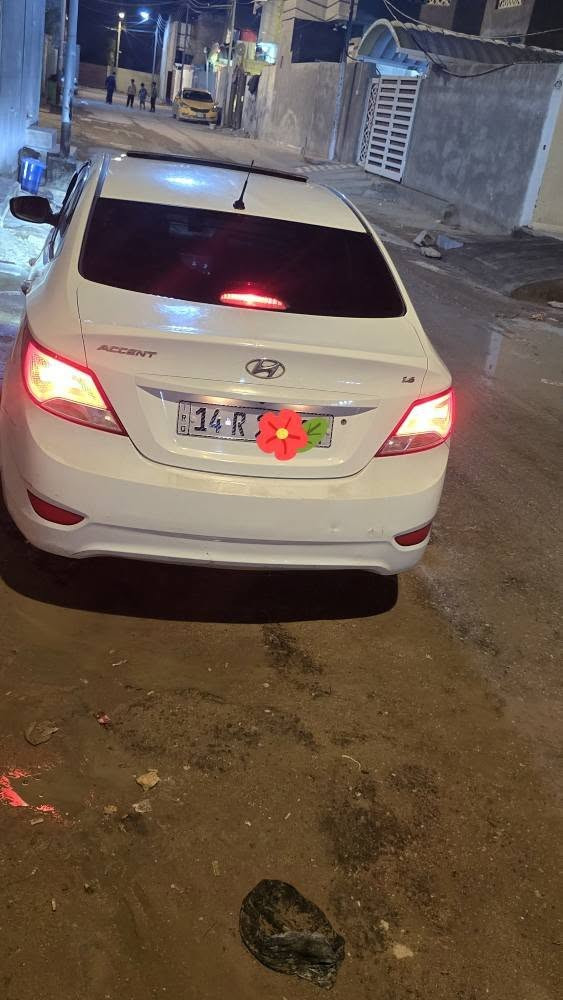 ياالله السلام عليكم 
البيع هونداي اكسنت خليجي محرك دوش 1600 رقم بصره نكليزي جديد فول مواصفات ماعدا البصمه السياره مكفوله من الحادث والضربه والصبغ فقط بيها بارد بعدت اماكن كتاب الفحص والسونار مرفق مع الصور العنوان البصره حمدان السعر ٨٨ وبيها مجال قليل جدأ ملاحظه السياره جاهزه محرك كير تبريد تدفأه طخم تاير منظومه زنون متكامله حساسات خلفيه كامره شاشه تاب تحكمات ستيرن فتحه بسقف اشاير بلمري *********** اخوان البيع فقط بدون مراوس البصرة, العراق

