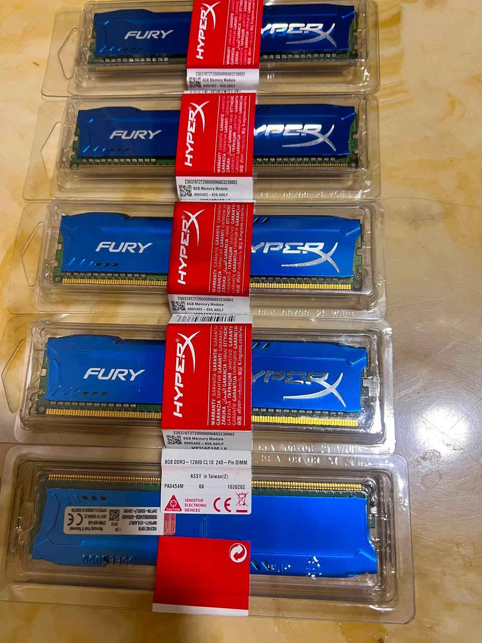 السلام عليكم
رامات 

Fury :السلسلة .
•السعة: 8GB
DDR3 :النوع•
1600MHZ (PC3-12800) :السرعة•
السعر 40الف للواحد 
للتتوصل واتساب : ***********
