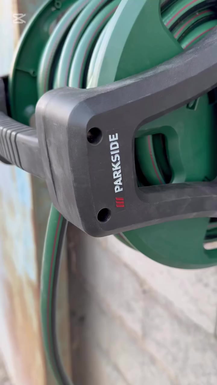 خرطوم ماء 20متر مع 4 نوزل

الاستخدامات

ري الحدائق والمساحات الخضراء بسهولة وسرعة

تنظيف السيارات والأرضيات الخارجية

استخدام متعدد الأغراض في المنازل أو المنشآت الزراعية الصغيرة

المميزات

طول مثالي يبلغ 20 مترًا، مما يتيح الوصول إلى الأماكن البعيدة بسهولة

توفير الوقت والجهد من خلال تصميم ذكي يساعد على إنجاز أعمال الري والتنظيف بكفاءة عالية

بكرة مدمجة مع مقبض دوران تسهّل لف الخرطوم وتخزينه بشكل مرتب دون تشابك

مواد متينة مصممة لتحمل العوامل الجوية مثل أشعة الشمس والحرارة، مع مقاومة عالية للتآكل

مقبض مريح يسهّل حمل المنتج ونقله حتى عند العمل في مساحات واسعة

نظام تركيب سهل يتوافق مع أغلب وصلات المياه القياسية للاستخدام الفوري

مرونة في الاستخدام، مثالي للاستخدام المنزلي أو الخارجي، مع تصميم يناسب جميع أنواع البيئات

أبعاد المنتج: الارتفاع 34 سم × العرض 30 سم ×الطول 30 سم يجعل التخزين سهلًا في المساحات الصغيرة

قطر فتحة الخرطوم 2سم

الملاحظات

يفضل تخزين الخرطوم في مكان مظلل لتجنب التلف الناتج عن أشعة الشمس المباشرة

تجنب تعريض الخرطوم لضغط زائد أثناء الاستخدام للحفاظ على جودته

تأكد من توافق وصلات الخرطوم مع مصدر المياه لديك قبل الاستخدام


**إذا كنت صاحب هذا الإعلان وتريد حذفه لأي سبب، رجاءا أرسل رسالة إلى الدعم الفني**