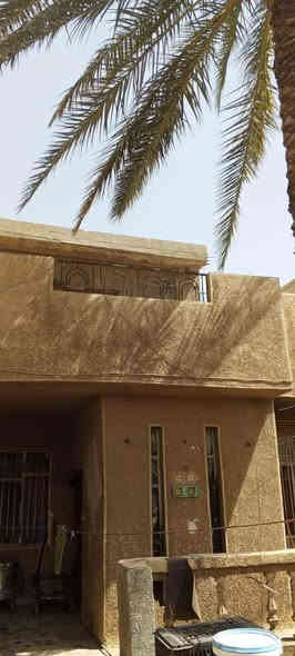 دار للبيع مساحة 300متر حي الرئاسة العبيدي خلف أسواق عقيل الجملة يحتوي الدار على استقبال 3غرف وصالة وصحيات عدد 2 مع حديقة تحتوي على نخل البيت ورثة والورثة متفقين على البيع وكل اجرأت ألبيع جاهزة ملاحظة الدار ملك صرف كراج كبير يتسع إلى 2سيارة للاستفسار اكثر اتصل على رقم الهاتف ***********
