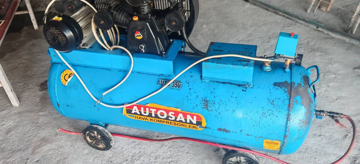 سلام عليكم غراض محل غسل ودهن وتشحيم للبيع
1ضاغطه ماطور جديد 5احصان سعره 350الف
2كمبريسر بعده جديد حجم 350 سعره 400الف
مولد بعده جديد 30امبير وياه باتري جديد 800الف
بطل رغوه 75الف
تانكي ماء عدد 2 سعه 2000لتر. ضغط عالي درجه اوله سعر الواحد 150الف  
مكناسه كهربائيه حجم كبير جدا عدد 2وحده شغاله وحده بيها طبك الشغاله 120 وعاطله ب90
وجام خانه bvc طول 3متر ورتفاع 2ونص +باب وياها 
ب150الف
ميوزه حديد بعدهن جدد يجي 3رف عدد 3 الواحد سعر الواحد 125الف 
***********
