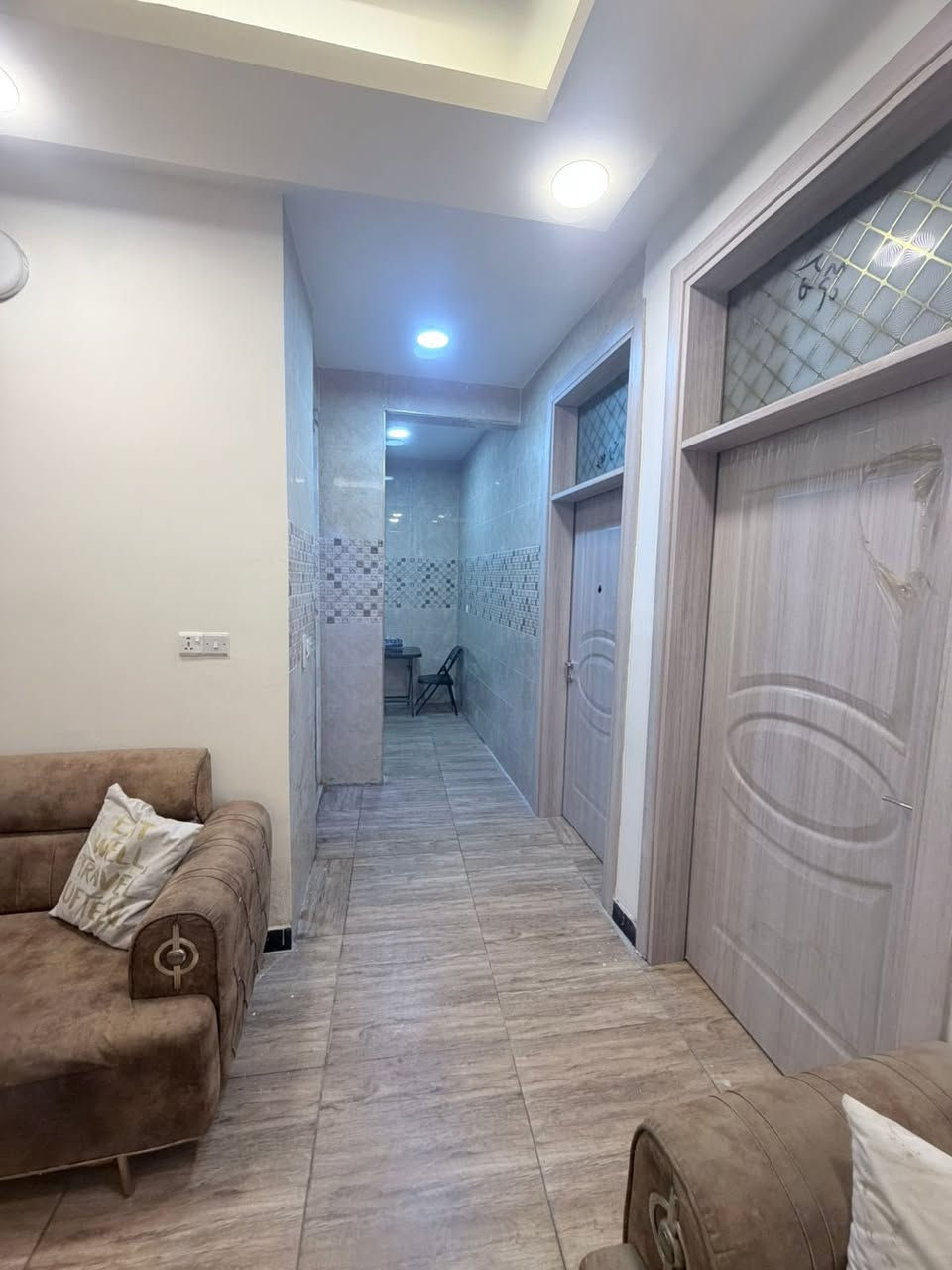 السلام عليكم شقه للبيع طابق ثالث واقع حال ١٠٠ متر صاير بل كم مقابيل السريع عماره بيها مصعد متكونه من غرفتين وصاله ومطبخ شقه نضيفه والعماره هم سعرها مناسب للتواصل ***********
