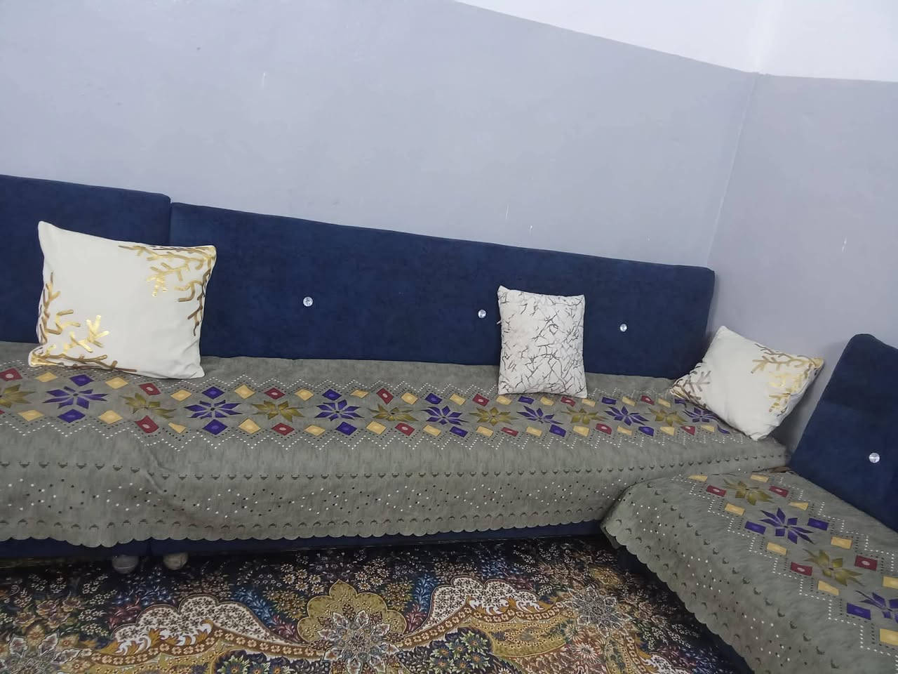 للبيع 3قطع قياس 8 أمتار كامل
مكان ايسر قرب جامع بديع بكر 
رقم ***********
