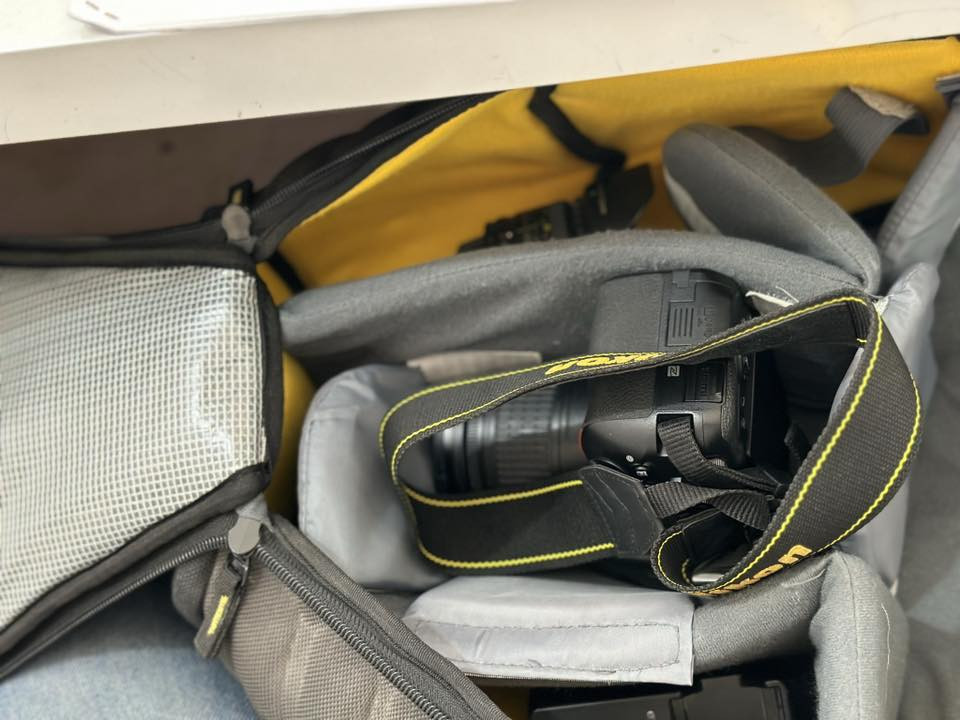 كامرة نيكون مامستخدم شي قليل للبيع النضافة فول وياه زوم عازل وزوم ثاني وجنطة مزودة بمانع صدمات. السعر ٥٥٠الف التواصل الاتصال ع الرقم ***********
