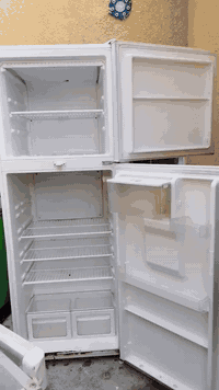 السلام عليكم ثلاجة نضيفة للبيع حجم كبير السعر 150وبي مجال بسيط بيع مستعجل الرقم ***********
