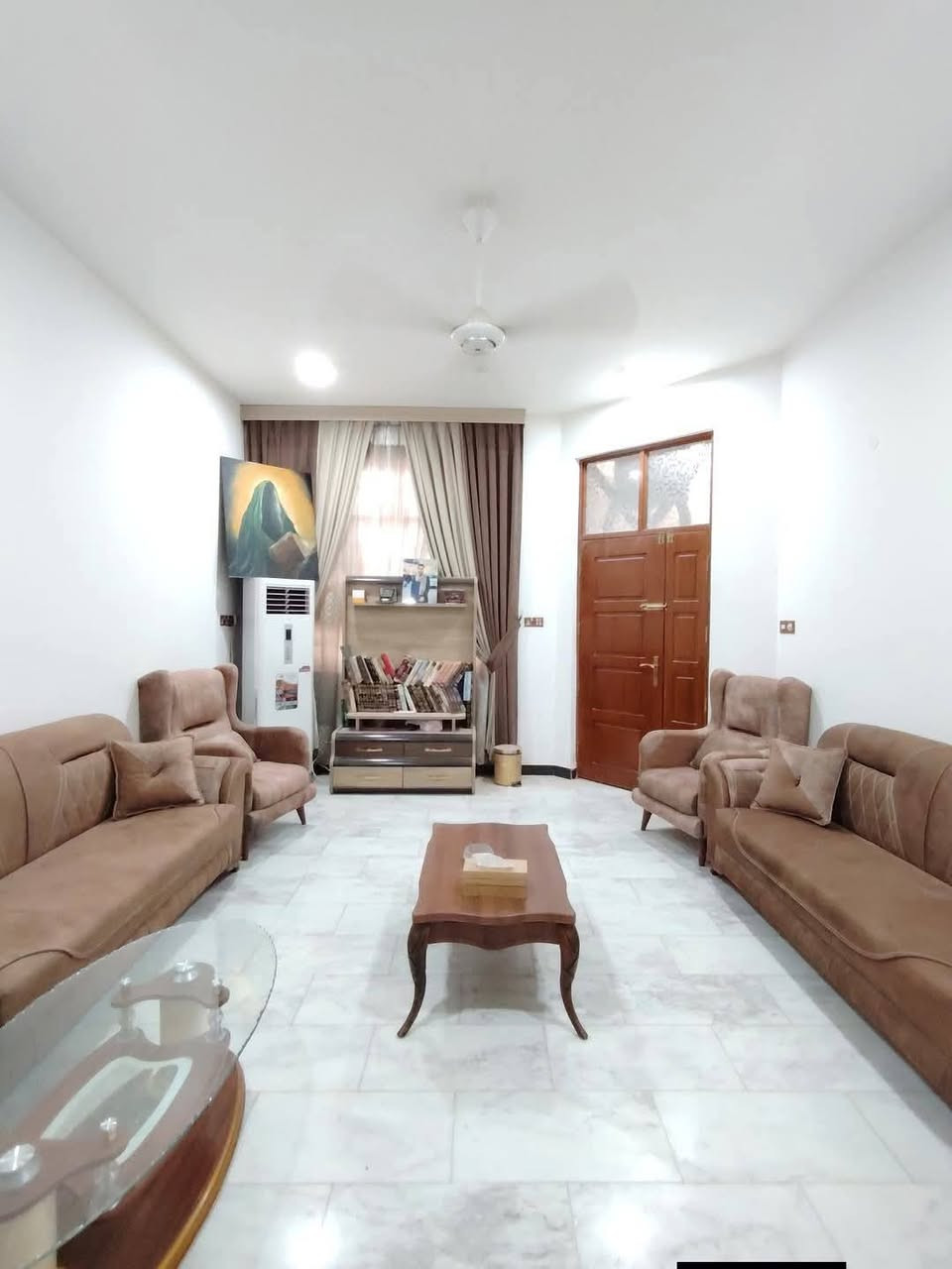 دار_للبيـــــــــــــــــــع حله حي الأستاذه خلف مستشفى الكرعاوي 

المساحــــــة  200متر #طابو_صرف

الواجهـــــــــة 10متر
النــــــــــــزال 20 متر

مــــــحتويات_الـــــــدار طـــابقين أرضيه مرمر

غــرفتين نـــوم وأستقبال وكليدور ومطبخ ومجمع صحيات داخلي وخارجي وطـــارمــه 

الطابق الثاني غرفتين نوم وكليدور ومجمع صحيات 

عرض الشارع 10متر تبليط مجاري كافة الخدمات 

لـــلاســــتـــفـــســـار ***********
***********
مراجعة مكتب سومر للعقار نادر الاولى على الشارع الخدمي قرب حسينيه حنتوش
