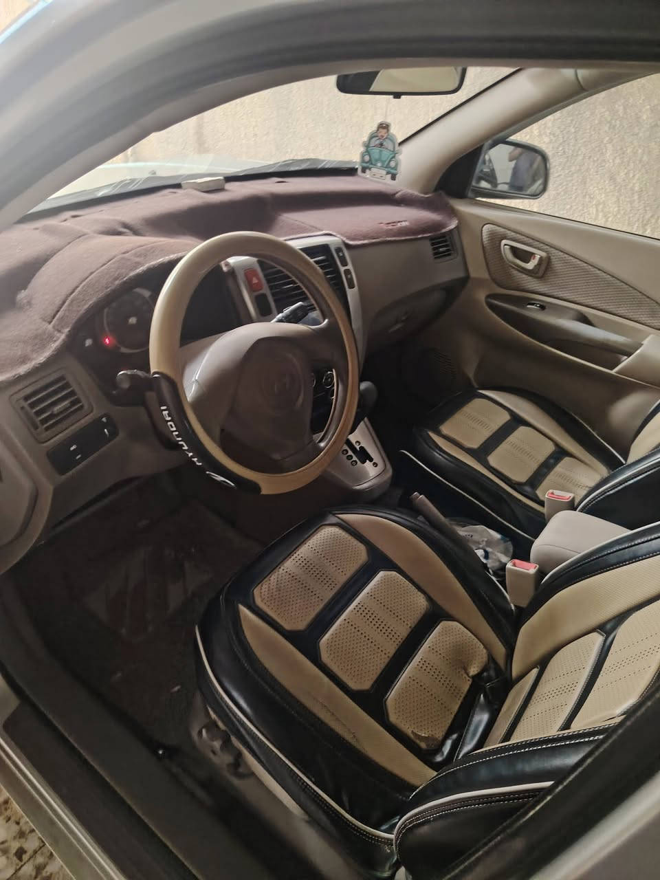 السلام عليكم توسان٢٠٠٩خليجي للبيع  السعر ١٢٥ $  
رقم انكليزي مكفولة،،، بس بيهة طخة على كد شبر بجهت اليمين العنوان بغداد الزعفرانية،، ***********
