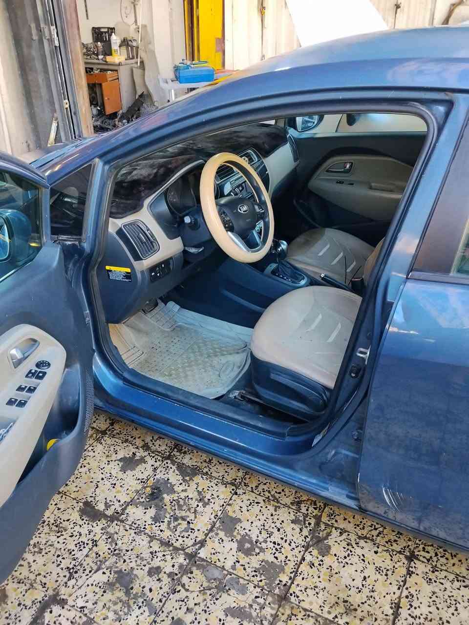 السلام عليكم كيا ريو ٢٠١٦ بغداد حادثها سطحي موجود ب الصور مواصفات بيسك
بيها طخطخات بسيطه جداً حالياً بدون صبغ بدون حادث قطع ليبل واحد 
كير مكينه تبريد ثلج تخم تاير جديد قبل سبوعين شاده 
السياره بسيمي تحويل مباشر 
مكان بغداد / الكريعات 
رقمي ***********
السعر ٨٤
