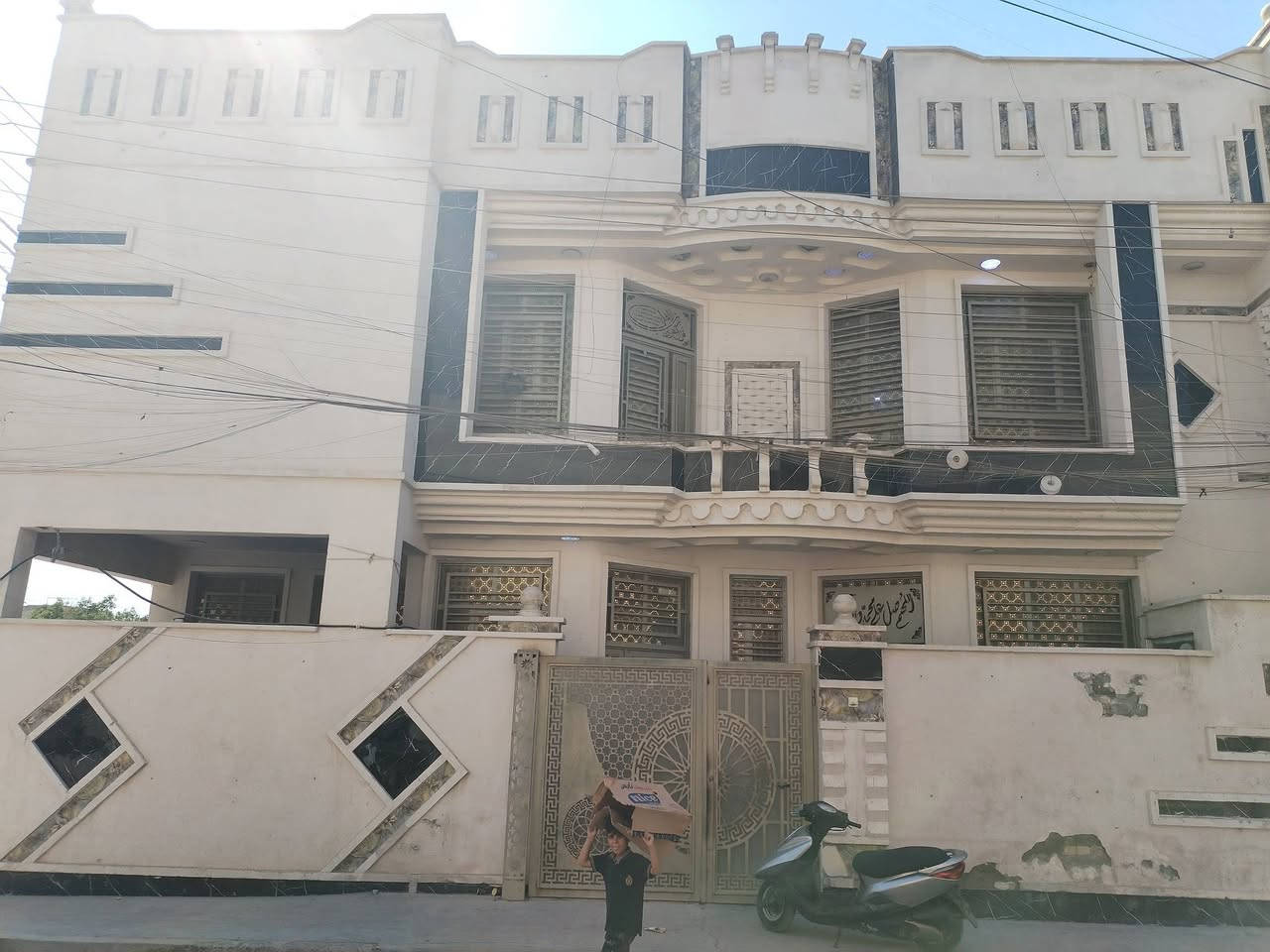 السلام عليكم عندي بيت 140 متر
ركن بكفائات العبيدي بشارع 50

للايجار يحتوي الطابق الأول صاله استقبال مطبخ صحيات

الطابق الثاني اربعه غرف نوم مع صحيات وصا

 ***********له
