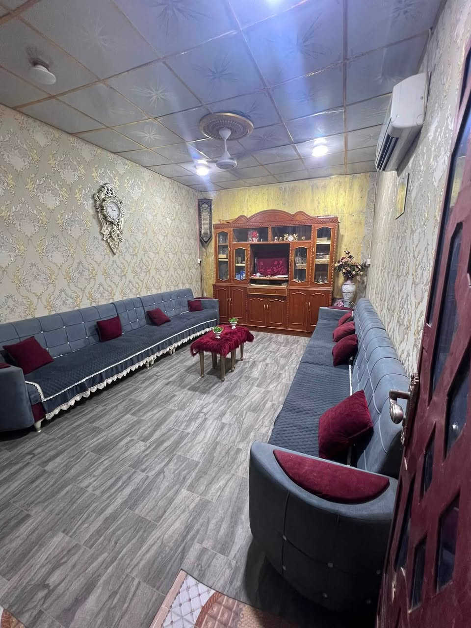 دار سكن للبيع
يحتوي على 2 غرف منام + هول+ مجمع صحيات داخليه + ديوان خارجي + صحيات خارجيه + كراج صغير + ترك ومنور +مطبخ
مساحه المنزل 140 متر 
نوع العقار بلديه 
علماً المنزل بالكامل سيراميك وسقف ثانوي 
نوع السقف كونكريت مسلح 
المنزل ركن على شارعين 
قريب جدا من الشارع العام 
يتوفر ثلاث خطوط ماء مستمر بشكل يومي دون انقطاع
يتوفر خطين كهرباء وطنيه 
يتوفر كهرباء أمبيرات 
المنطقه تحتوي على جميع الخدمات ماء وكهرباء ومستوصف صحي ومدارس ابتدائيه 
الجيران ذهب صافي 
العنوان البصره الزبير قرب السيطره البحريه دور الدواجن 
علماً المنطقه اصوليه بيوت موضفين طابو والمنزل محاذي للبيوت الطابو 
السعر المطلوب 42 وبي مجال ان شاء الله علماً ماشين بمعامله التطويب 
للاستفسار التواصل خاص او على الرقم التالي /
*********** ابو محمد
