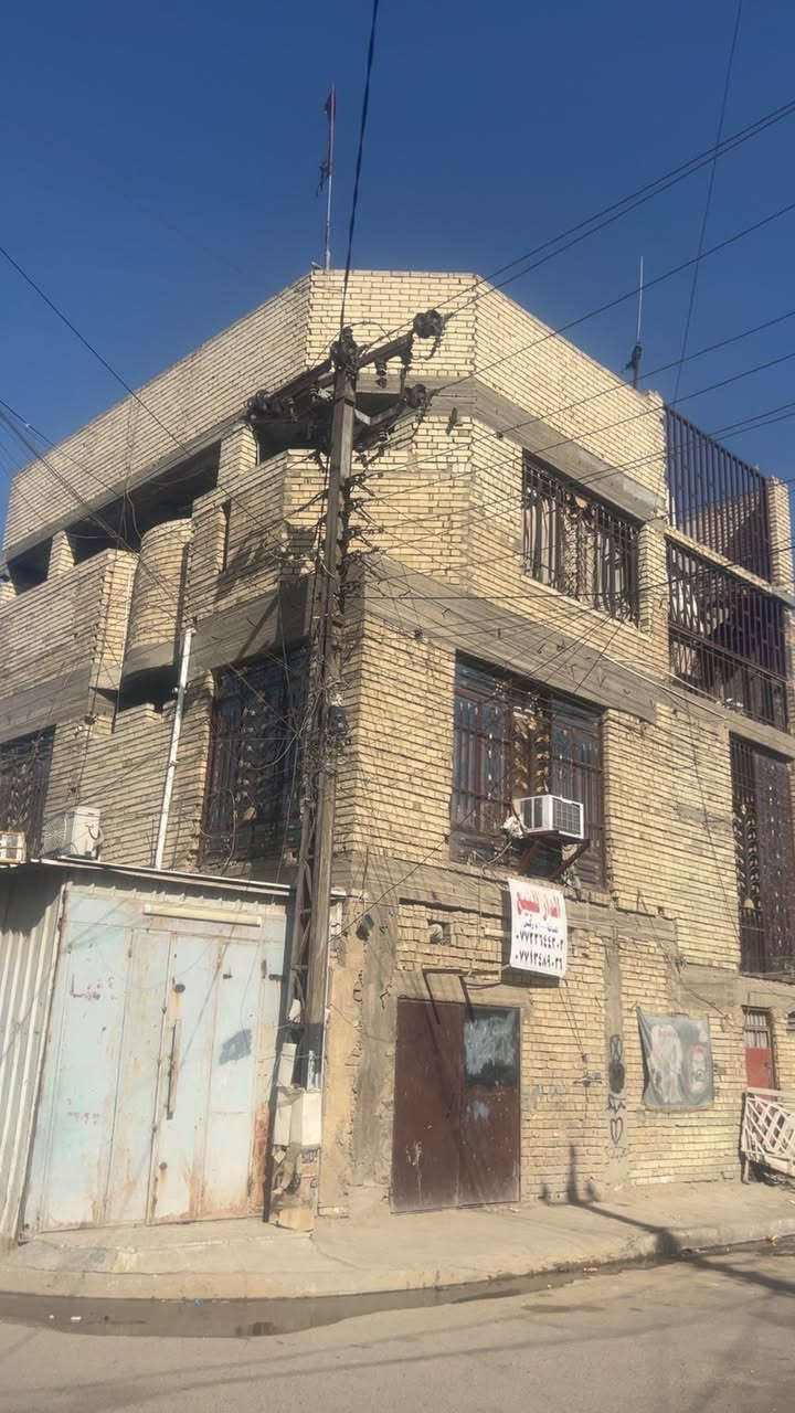 سلام عليكم بيت ركن طابو صرف المساحه 100 متر مربع واجه 10 ونزال 10 البناء حديث العنوان كماليه معوقين البيت كله كاشي وسيراميك طابق اول يحتوي على استقبال صاله مطبخ كبير غرفه صحيات  طابق ثاني ثلاث عرف كبار معه صاله كبيره معه صحيات طابق ثالث غرف معه بيتونه معه صحيات كامله ماء وكهرباء ***********
