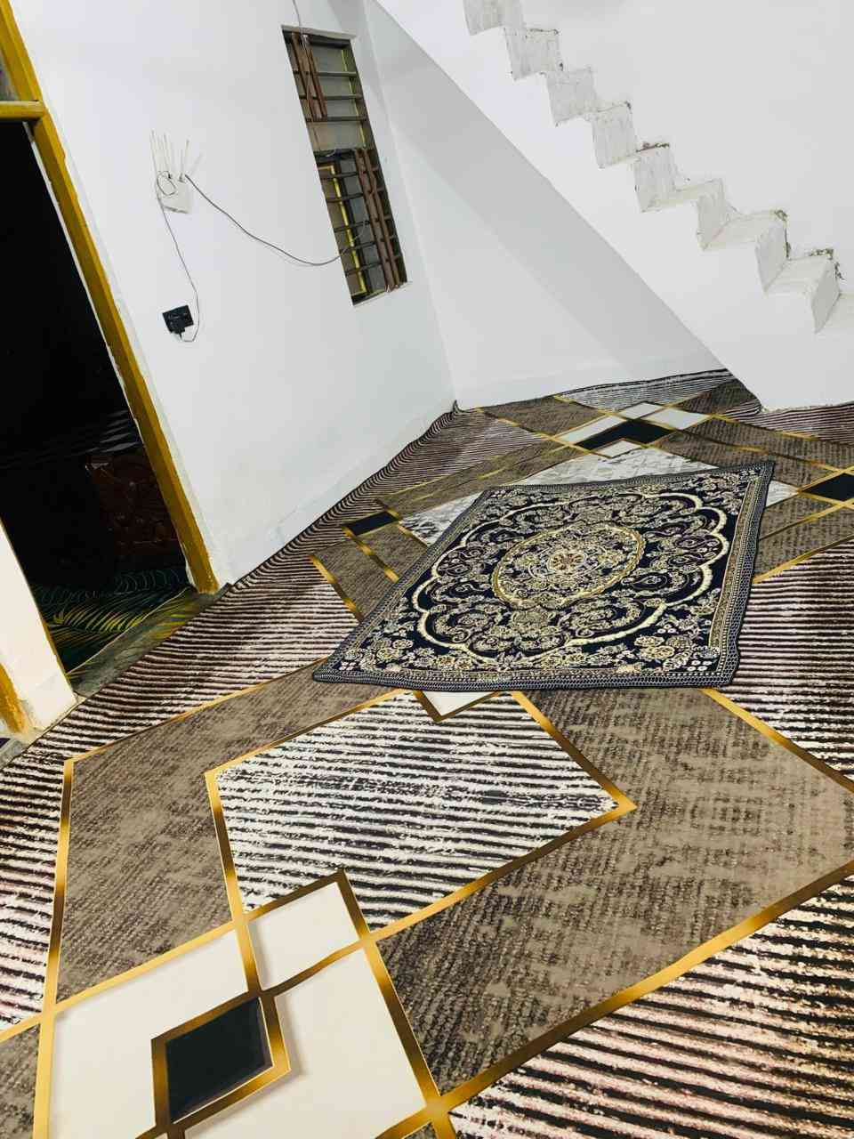 سلام عليكم بيت للبيع مساحه 100متر مربع يحتوي على غرفتين وصاله ومطبخ وستقبال وحمام داخلي وخارجي طارمه البيت جاهز للسكن السعر 20وبي مجال مشمول بل تطويب العنوان نجف الاشرف شارع كربلاء حي الاحرار عمود 136شارع الصيدليه واتساب او انتصال عل رقم ***********
