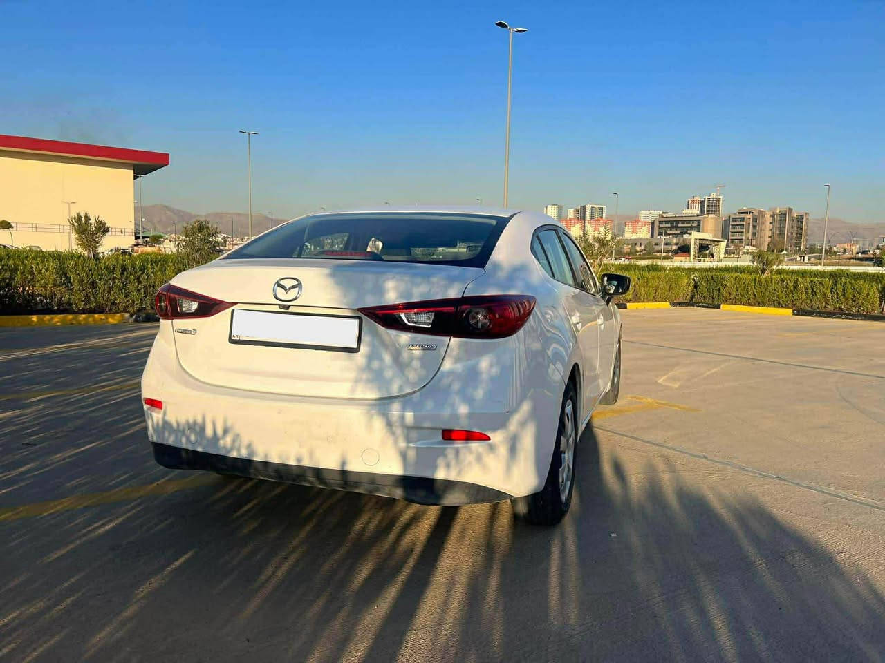 Mazda 3 2016 
مواسەفات ئەمریكی
سەنەوی تا 2028 تازەیە
ئێرباگی تەقیوە و سیستم كراوەتەوە
مەكینە و گێڕ و تەبرید بە شەرت
تەنها سێ پارچەی پێوەیە
لە سۆنەرەكە دەركەوتوە
سەیارەكە هی مەعرەز نیە 
فول فول مواسەفاتە تەنها سڵاید نیە
بەسمە 
شاشە گەورە و كامێرا
چوار جام كارەبا 
ABS
ئاوێنە كارەبایی و دژە فول
سوكان ڤۆلیۆم
مەكینە 20 ، بێ تۆربۆ
ڕەقەم سلێمانی
نرخ - ( 104 ) وەرەقە و كەمێك مەجال
بۆ پەیوەندی كردن ( *********** )
شوێن سلێمانی السليمانية, العراق
