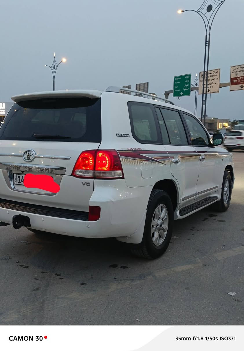 لاندكروز مديل 11 ستينيه
GXR 
 6 سلندر 4000 cc  مكينه كير حداديه كفاله تبريد ثلج 
موصفات ستينيه معروفه
1-بصمه جميع لابواب
2-شاشه وكامره
3-تحكم استرين
4- مثبت سرعه
5-ثلاجه 
6-اربع قطع تبريد 
7-لايت زينون عالي ناصي 
8-فور ويل 
9-حساسات امامي خلفي 
سياره لون ابيض صدفي سياره مكفوله صبغ وتبديل ما عدى شويه صبغ بل دعاميه اماميه 
وبيه فابلون لازك عله بنيد فقط سياره جاهزه من كلشي وبيه كتاب فحص من مندلاوي 
رقم بصرع بسمي مشروع وطني 
رقم *********** 
سعر ٣٣٥ وبيه مجال لل شراي 
وسياره كلش نضيفه ربع ما تذب عليك شرط 
مكاني ناصريه مركز
