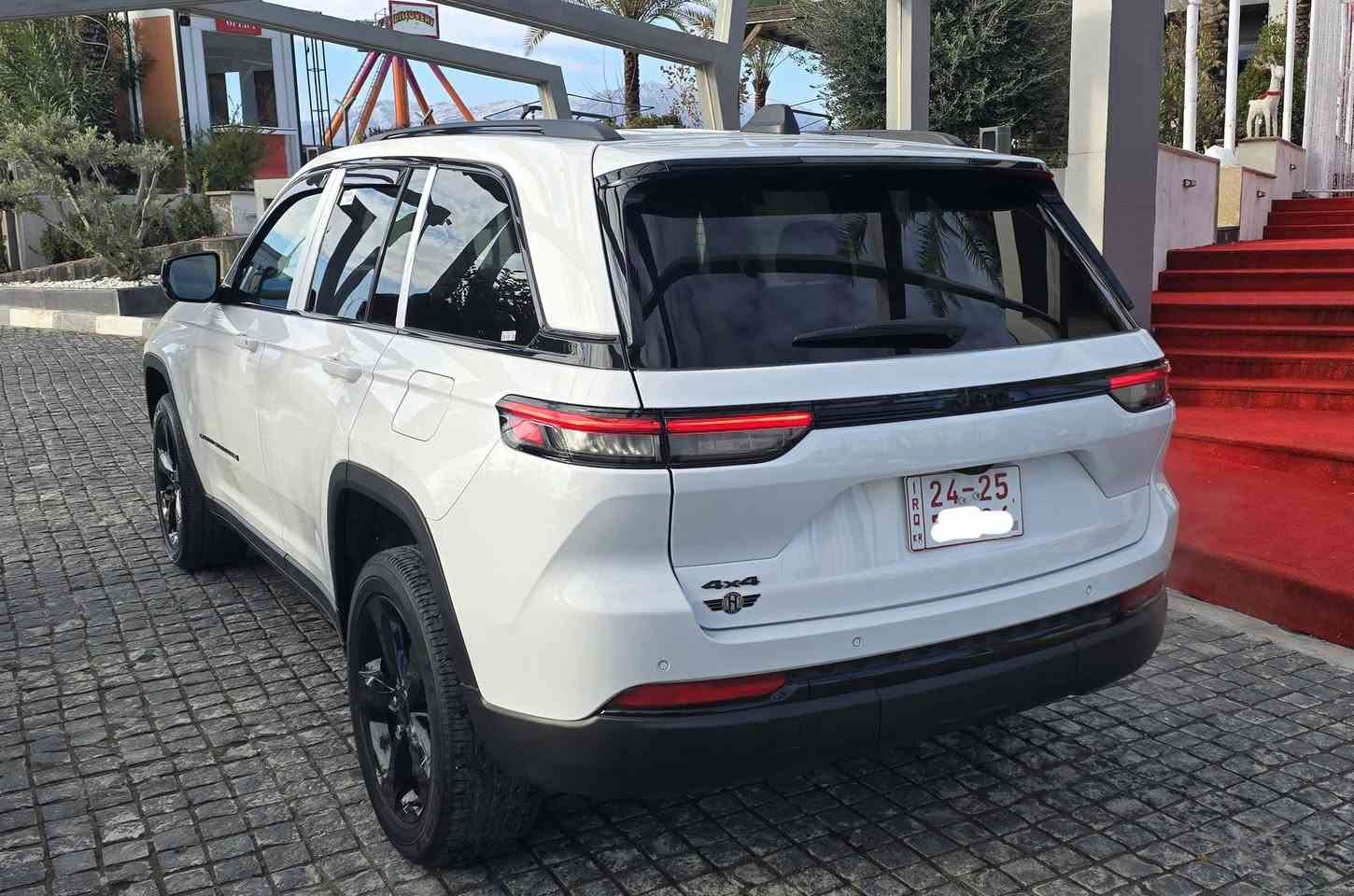 جيب كراند شيروكي 2023 بلاك توب BLACK TOP 
6 سلندر  4×4 دفع رباعي 
ماشية 12 فقط
بيها مكانين كرت فقط..

فتحة سقف ( سلايت )
رادار امامي( تثبيت مسار مع مانع تصادم )
رادار جانبي( نقطة عمياء )
حساسات خلفية مع مانع تصادم 
كشنات كنتارا وجلد 
شاشة أبل كار بلي واندرويد اوتو 
كشنات وستيرن تدفئة 
شاحنة موبايل وايرليس 
تشغيل عن بعد 
شفتات 
هاند بريك كهربائي 
وضعيات قيادة 
اوتو ستارت ستوب ( انطفاء ذاتي )
صندوق كهربائي 
ويل قياس 20 بلاك 

كاتي بدون رقم تترقم شمالي  ( اربيل دهوك سليمانية )

السعر : 285 وبيها مجال 
المكان : دهوك
***********
***********
اتصال أو واتساب
