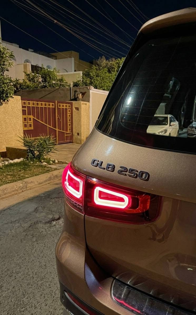 الموديل والفئة: مرسيدس  /2022 GLB 250 بكيت AMG رياضي كامل.4matic
. 
#السعر 280
#للأستفسار ***********
بغداد
لون مميز بدون صبغ 

وارد امريكي حادث التاير الايمن فقط 💯
​المحرك: 4 سلندر، سعة 2500 لتر توربو، قوي جداً واقتصادي بالبنزين.

داخل جي كلاس
ماشيه 24 

دفع رباعي عملاقه

تدفئه بالمقاعد
مقاعد كهرباء خزن ميموري 

7 راكب 
كامرات 360
حساسات 360
حساس بريك مانع اصطدام

بانوراما
تحكم بالشاشه بالكامل 
استيرن D

​الجير: أوتوماتيك مع شفرات تبديل (شفتات) خلف الستيرن.
​المسافة المقطوعة: ماشية 24 ألف كم فقط (حقيقية وشبه زيرو).

​اللون: برونزي ميتاليك مميز وفاخر جداً.

​الويلات والتايرات: ويل AMG خماسي الأضلاع بلادي، مع تايرات كونتيننتال (Continental) نظيفة جداً.

​اللايتات: فول LED أمامية ذكية مع زينون نهاري، ولايتات خلفية LED حديثة.

​الفتحة: سقف بانوراما بالكامل.
​الداخلية: كشنات جلد أسود ملكي بحالة الوكالة وتطريز بلادي مميز.

​التحكم بالانتيرير: كشنات كهرباء بالكامل مع ذاكرة خزن ميموري (Memory Seats).

​الشاشات: شاشة عدادات ديجيتال متصلة بالشاشة الوسطية (نظام MBUX الحديث) مع ماوس تحكم لمس.

​الإضاءة الداخلية: إضاءة محيطية (Ambient Lighting) بـ 64 لون تختارها بكيفك.

​التبريد: تكييف لمس عالي الكفاءة مع فتحات توربينية خلفية وأمامية.

​النظافة: السيارة بحالة ممتازة جداً، حتى أرضيات الكشنات الخلفية بعدهه بنايلون الشركة.

​الرقم اربيل 22
​
السعر 280 بيهه مجال للشراي 
***********
