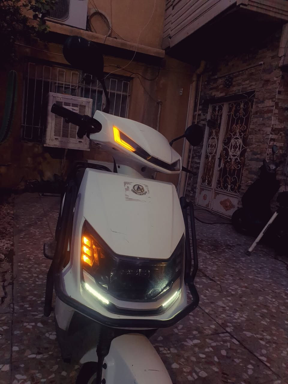 السلام عليكم دراجة شحن سكنكس mtr
6 بطاريات الاكبار
3 سرع 
لون مثل مموضح ابيض 
بصمه تشغيل من بعد وسويج 
تقطع مسافه من 40 كيلو الى 60
72v
32أمبير 
مثبت سرعة
رجوع للخلف R 
وبيها مساحه بل صندوك 
السعر 650 مكاني بغداد البياع للتواصل خاص او على رقم 
***********
