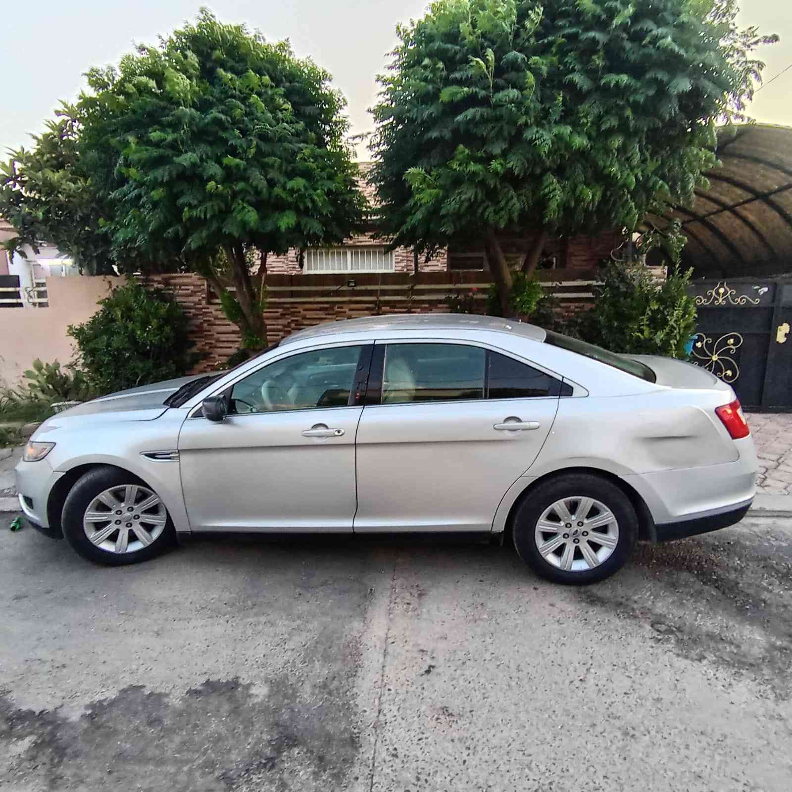 فۆرد تورس ٢٠١٠ مواسەفات مواسەفاتse گیر و مەکینە و کارەبایت بە شەرت ٣ پارجە بێ ژۆرێ سەیارەکی توند و تۆلە مالی دۆستە هەر هەموو شتێکی نوێیە سەیارەکی زۆر خاوێنە گەر موشتەری نی سەرمان مەیەشێنە ... 
رەقەم مۆبایل:*********** أربيل, العراق
