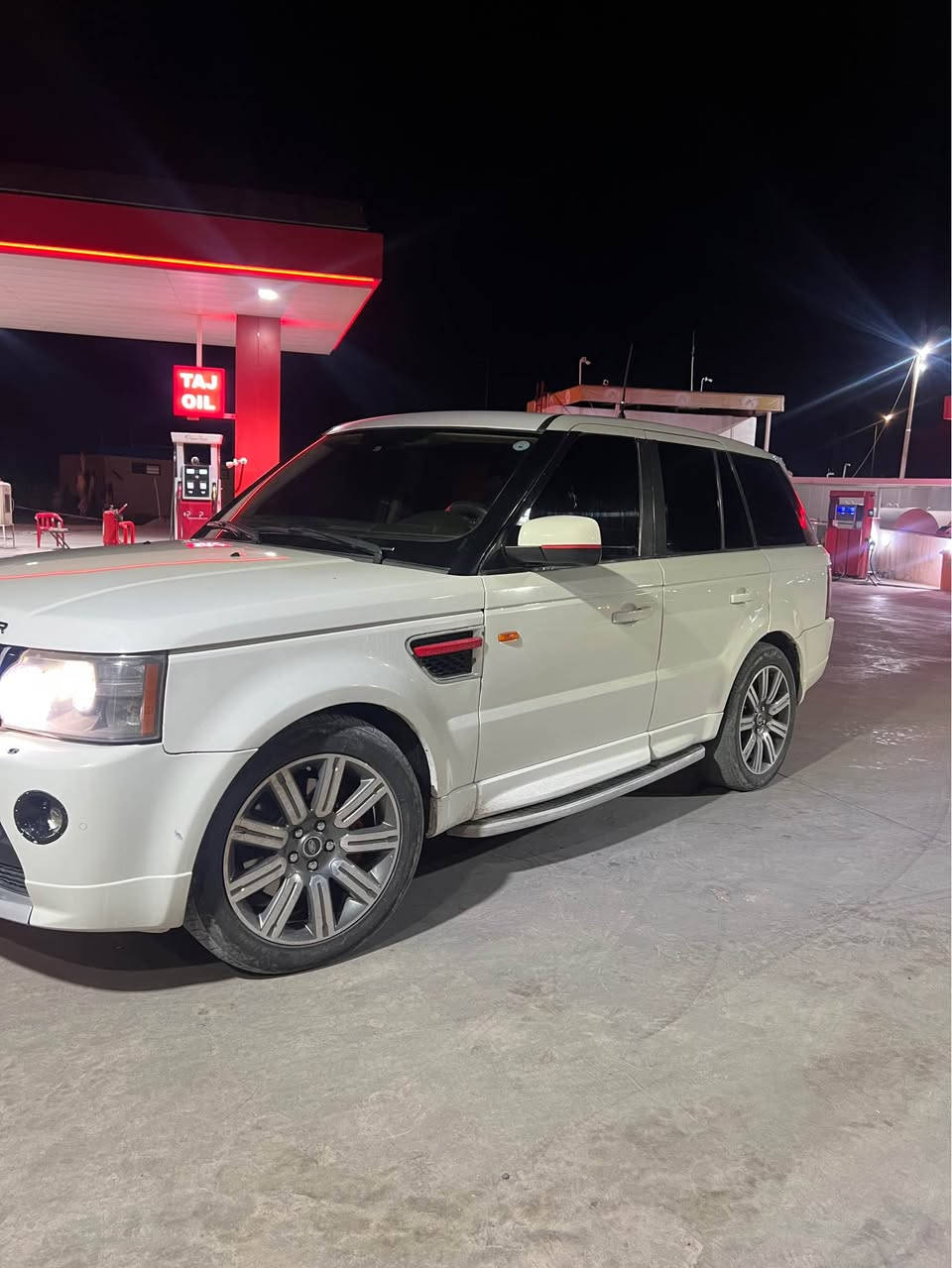 🚘 بۆ فرۆشتن: ڕەنج ڕۆڤەر (Range Rover)
سەیارەیەکی زۆر توندوتۆڵ و خاوێن، بەبێ چاککردنەوە و مەسروفات.
📌 تایبەتمەندییەکان:
 مۆدێل: ٢٠٠٨ (کراوە بە ٢٠١٣)
 دۆخی گێڕ و مەکینە: بەشەرت و بێ کێشە
 تایەکان: ٤ تایەی نوێی لەژێرە
 بۆیاخ: عیزام بۆیاخ (دووبارە ڕەنگکراوەتەوە بۆ جوانی/نوێکردنەوە)
 غەرامە: ١٨ وەرەقە غرامەی لەسەرە (لەسەر کڕیار یان ڕێککەوتنی لەسەر دەکرێت)
💰 نرخ:
 ٩٥ وەرەقە (کەمێک معامەلەی برایانەی تێدایە) 🌟 تێبینی: سەیارەکە هیچ مەسروفێکی تێدا نییە و ئامادەیە بۆ لێخوڕین*********** أربيل, العراق
