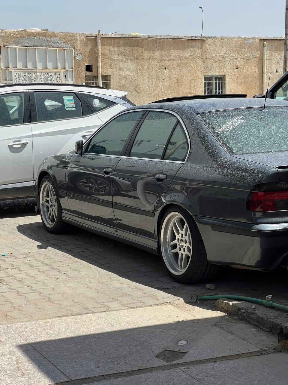 بيع او مراوس حسب القناعة

BMW E39 544i v8 موديل 2000
السيارة رقم بغداد وباسمي 
🔹 المحرك:
V8 سعة 4.4 لتر 
🔹 الهيكل :
 • السيارة مصبوغة صبغ عام للجمالية فقط(صورها قبل الصبغ موجودة)

🔹 المواصفات الأصلية (بلادي):
 • بردات يدوية بالأبواب الخلفية
 • بردة جامة خلفية كهربائية
 • شاشة بلادي   
•  GPS بلادي
 • نظام صوت بلادي (4 سماعات + تويترات +سبووفر نوكيا)  
 • كشنات كهرباء مع ذاكرة حفظ 3 وضعيات لكرسي السائق
 • حساسـات خلفية
 • صندوك بصمة
 • مرايا جانبية شفط
 • تبريد بتحكم منفصل يمين ويسار
 • دبل جام (نادر بهالموديل)
 • مراية وسطية ضد التوهج
 • Airbag

🔹 الإضافات :
 • منظومة LED:
ناصي لد أبيض + ليزر أبيض / عالي لد أصفر
💰 كلفت 400$
 • سوارات LED لون أحمر بقدرة 45 واط حقيقي
 • فان كهربائي (تنسى موضوع الحماوة)
 • سبايدر خلفي سلّم
 • منفذين كزوز (واحد حقيقي + واحد شكلي)
 • لحية فايبر
 • دوسات فايبر عمل خاص – شغل مميز
💰 كلفت 200$
 • ستيرن X6
 • قبضة گير كوبرا
 • صاجية گير كاربون فايبر M5
 • كفر دسكـات أحمر بريمبو

🔹 M Package بلادي:
 • جاية من الشركة كت M5 خارجي
 • غرفة M5 لون رصاصي
 • ويل M5 تو سايز
  
🔹 صيانة حديثة:
 • بلكات جديدة
 • فيتبم جديد
 • نوزلات جديدة فلتر بانزين جديد 
 •تخم تاير جديد 

🔹السعر 125$ بي مجال
الهاتف: ***********
