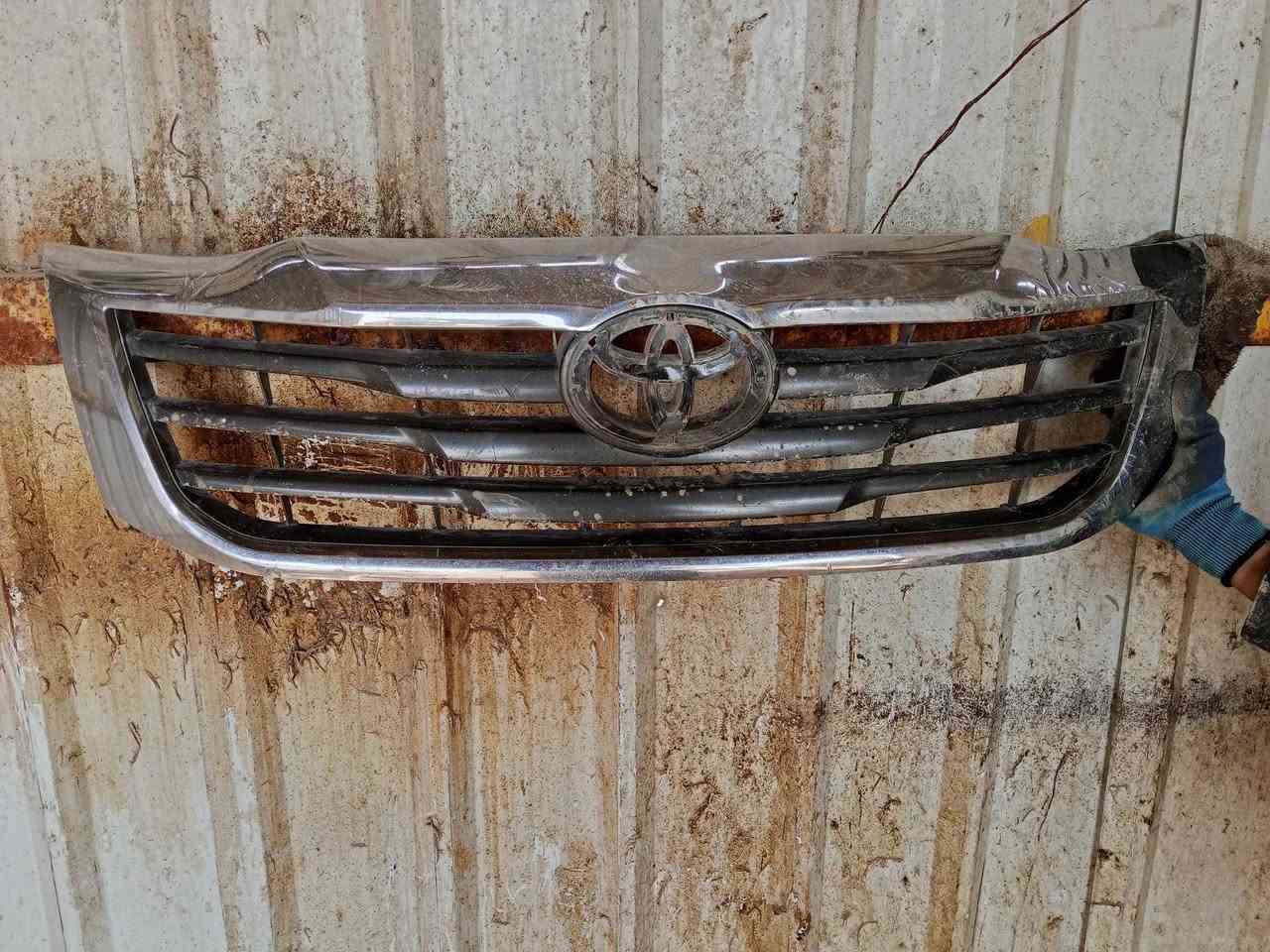 سلام عليكم باب صفه السايق مال هايلوكس 2013الباب مضروب كما موضح بصوره و هاذ الشباك هم مالتهه ذنينهن ابيعن السعر 80الف ***********اتصال فقط
