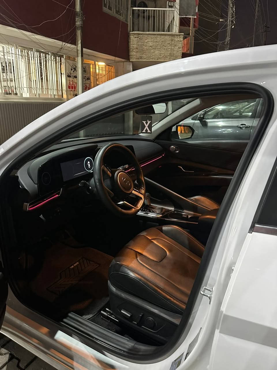 السلام عليكم
النترا 2023 هايبرد فول للاخير 
ماشيه 48 الف
السعر 168 

مكان السياره بغداد الجديده 

***********
