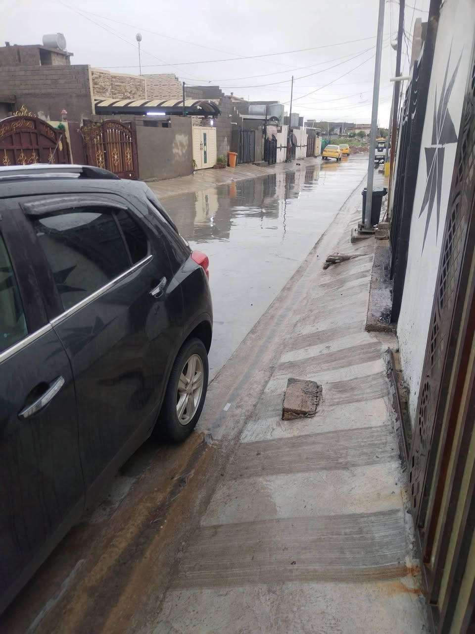 بيت للبيع حي الوحدة قرب ملعب نكتل مسجل بالبلدية بي رقم تسلسل مساحة 100متر يتكون من استقبال ومطبخ ومنور وحمام وغرفة نوم وكراج سيارةصحيات خارجية درج داخلي بيتونة جبيرة  السعر 45استفسار ***********واتساب اتصال
